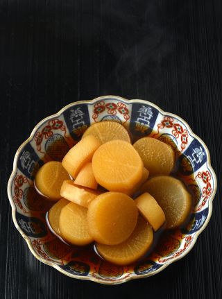 Uvařená ředkev daikon v dashi vývaru. Tradiční chuť Japonska. A chuť podzimu a zimy. Když začíná chladné počasí, tak se...