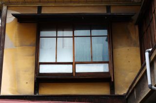 Okno sympatického, starého domu ve městě Beppu. Jsme sice Tokyo Vintage ale jiná místa a města máme také rádi. Beppu moc!...
