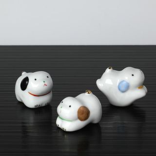 Sada třech porcelánových pejsků. Současný japonský výrobek. Ručně malovaní. Zlatá na špičce ocásku. Délka pejsků je cca 4...