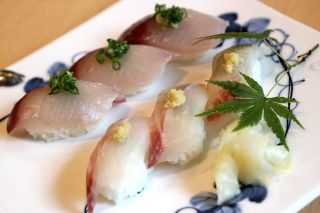 Sašimi z kranase žlutoploutvého a pražmana. Sváča v restauraci Toytsune Honten v Beppu. Restaurace funguje již od 30. let...