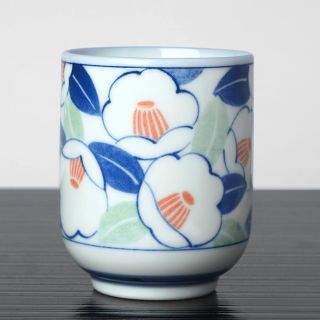 Japonský porcelánový šálek, yunomi na čaj. 140 ml. Ručně malovaný. Vyrobený v 80. letech v Aritě. Zdobený motivem tsubaki...