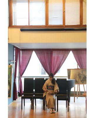 Kimono v každodenním českém životě. Yoshimi na návštěvě nádherné čítárny v Městské knihovně Náchod. Foto © Petr Horčička /...