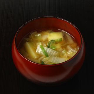 Takto vypadá miso polévka když ji doma v Náchodě podáváme v urushi misce. Pro Japonce je to ta nejobyčejnější polévka ale...