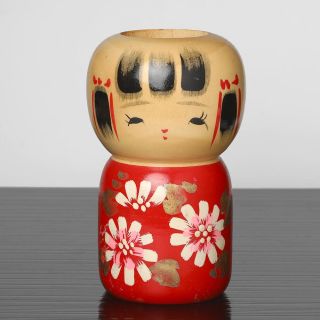 Japonská kokeši. Zároveň stojánek na tužky. Kokeši vyrobil pan Torao v 70. – 80. letech. Dřevěná, ruční práce. Panenka je...