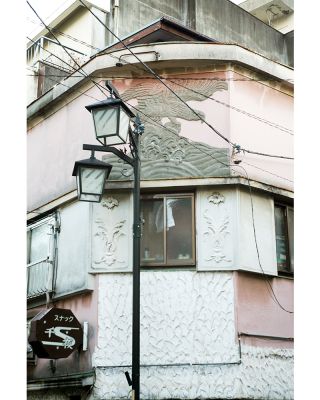 Originální nároží s barem "Tisíc nocí". V legendárním japonském lázeňském městě Atami. Ve městě které je nedaleko Tokia...