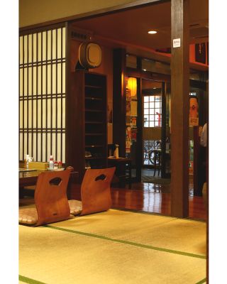 V japonské restauraci Kiippon na kuřecím yakitori, sašimi a salátu. Ve městě Beppu na ostrově Kjúšú. Jsme sice Tokyo...