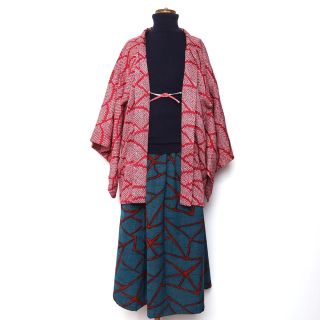 Japonské haori z hedvábí. Ručně zdobené technikou šibori. Vyrobené v Japonsku v 60. - 70. letech. Nenošené. Nenošené haori...