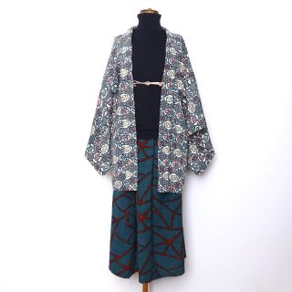 Haori z hedvábí. Vyrobeno v Japonsku v 70. letech. Barveno technikou roukecuzome. Při barvení hedvábí z kterého je ušité...