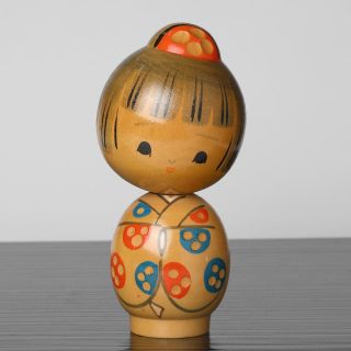 Ručně dělaná japonská autorská kokeši - řezbář pan Sougen. Vyrobena v 70. létech. Vysoká 12,8 cm. Na své stáří ve velice...