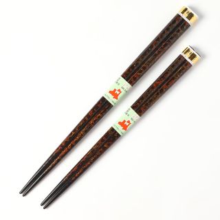 Pár luxusních japonských jídelních hůlek. Meotobaši. Pravý uruši lak Tsugaru. Nepoužité. Technika lakování pravým...