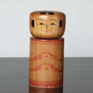 Autorská kokeši z 50. let od japonského řezbáře pana Kazuo Išijami (1929 - 2017). Vysoká 8,6 cm. Na vršku hlavy mírná...