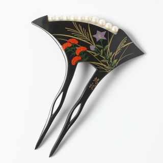 Japonská jehlice do vlasů s motivem platykodonu (Platycodon grandiflorus) a ozdobnice (Miscanthus sinensis). Na zadní...