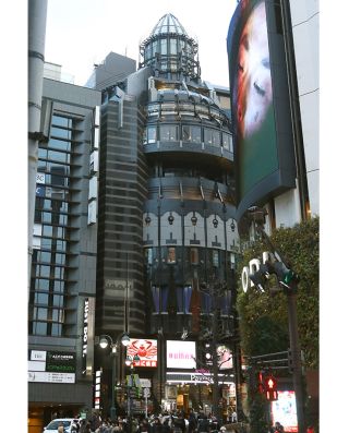 Když jdu tady tou ulicí na Šibuji v Tokiu vzpomenu si na tu raketu ze staré počitačové hry Space Invaders. Něčím mi ji ten...