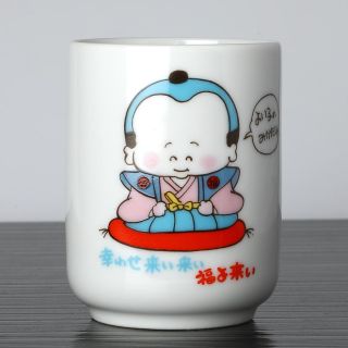 Šálek s postavičkou Fukusuke jenž je v japonské kultuře spojována se štěstím a zdarem který přináší. Má na sobě napsáno:...