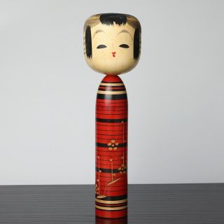 Japonská autorská kokeši. 21,5 cm. Řezbář Šódži Suzuki (1927–2015). 60.–70. léta. Řezbář Šódži Suzuki se narodil v roce...