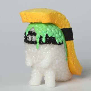 Bláznivý model nigirizuši s vajíčkem a wasabi od ósackého ilustrátora Nakao Teppei. Plastový model 1:1. Vyrobeno japonskou...